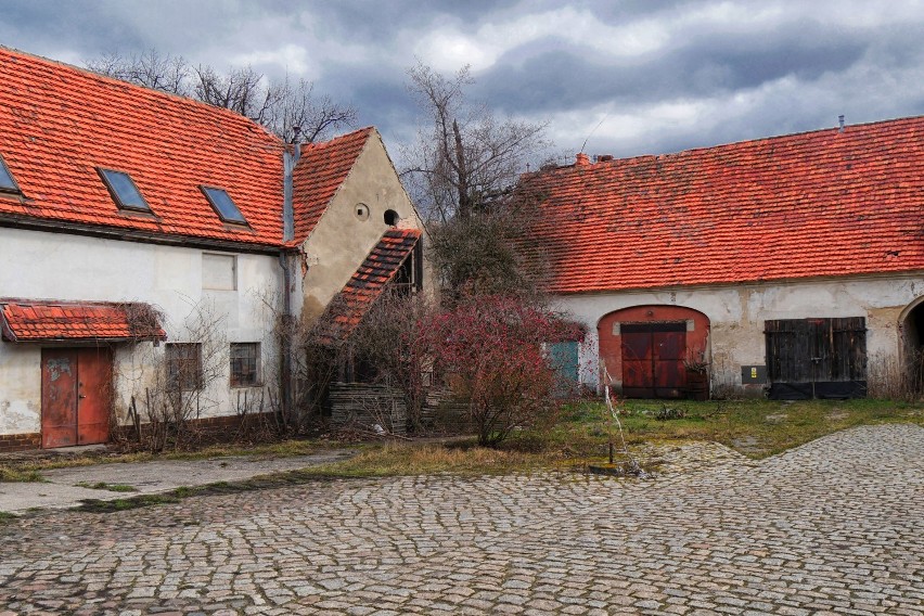 Pozostałości po wsi niemal w centrum Legnicy. Jaka jest historia zabytkowej zagrody przy ulicy Jaworzyńskiej i zobacz zdjęcia  