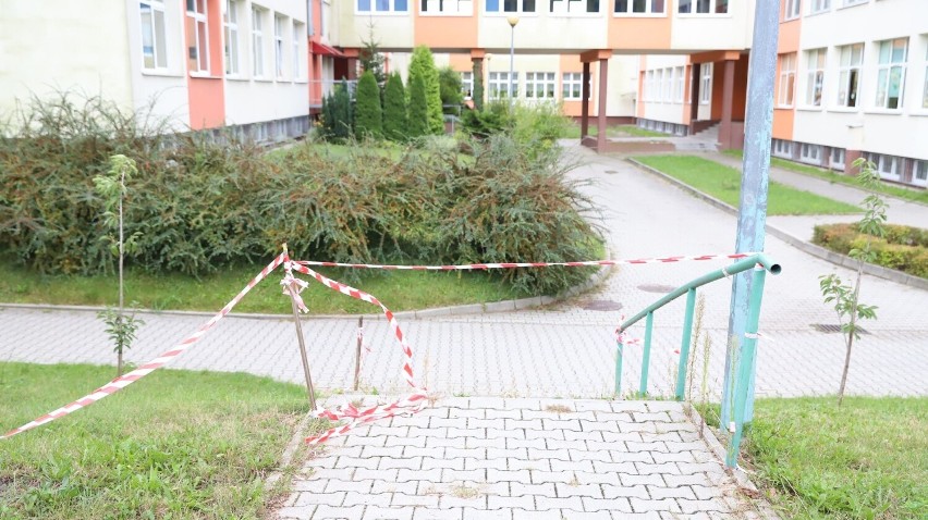 Zamknęli schody przy szkole i ośrodku dla seniorów w Kielcach, zamiast je wyremontować. "Nie ma pieniędzy"