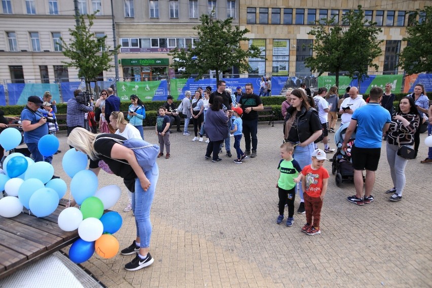 Znicz i balony dla Kamilka na placu Wolności w Poznaniu.