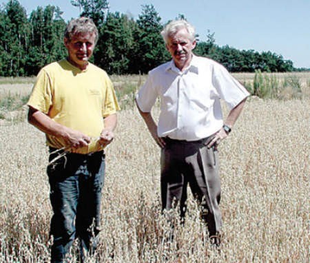 Wiesław Zawada i wójt Bolesław Świtała sprawdzają, jakie straty spowodowała susza na polu rolnika.