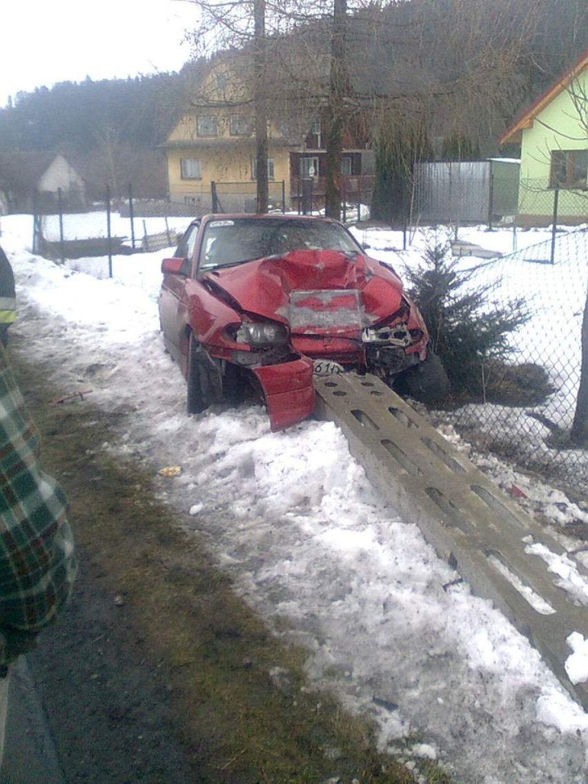 Wypadek w Sopotni Wielkiej. Samochodem wjechał w słup [ZDJĘCIA]