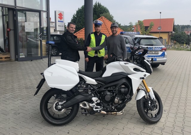 Policjanci odebrali motocykl z salonu Moto46 przy ulicy Kurzej 4 w Szczecinie.