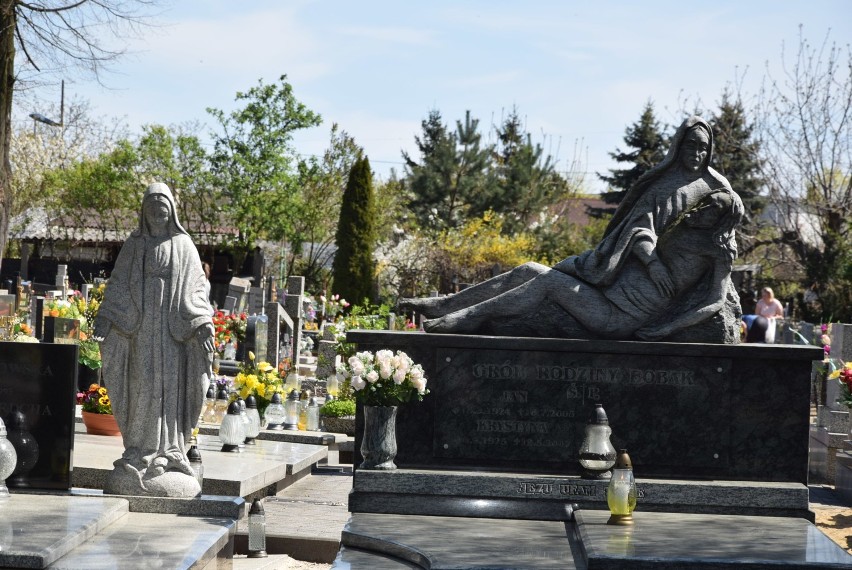 KROTOSZYN: Wielkanocne znicze zapłonęły na grobach - pamiętamy o naszych zmarłych [ZDJĘCIA]