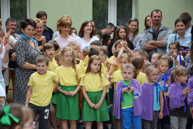 W środę, 14 czerwca, odbył się Piknik Rodzinny w Przedszkolu nr 5 w Skierniewicach. Już po raz drugi wychowankowie Przedszkola nr 5 bawili się razem ze swoimi rodzicami. Na czas zabawy przygotowano dla dzieciaków smaczne i zdrowe smakołyki.