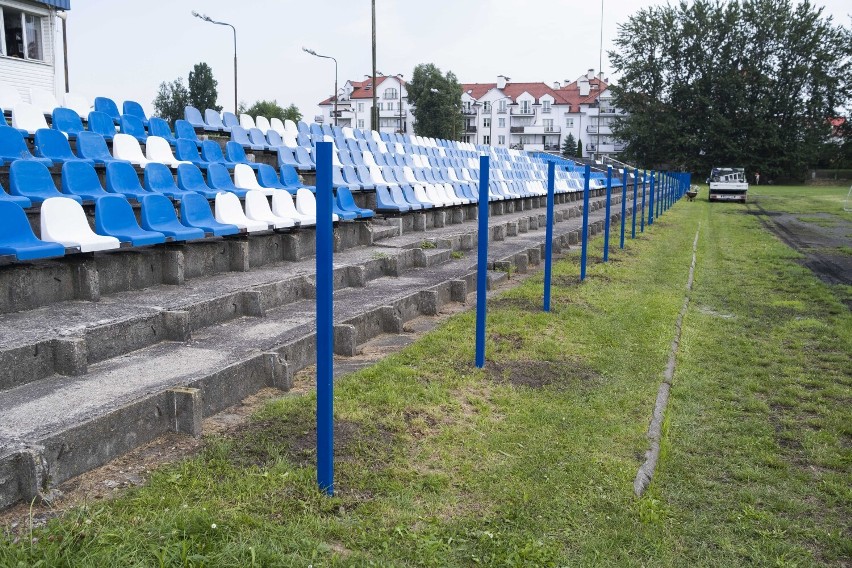 Trybuny wraz z wymienianym ogrodzeniem na stadionie.