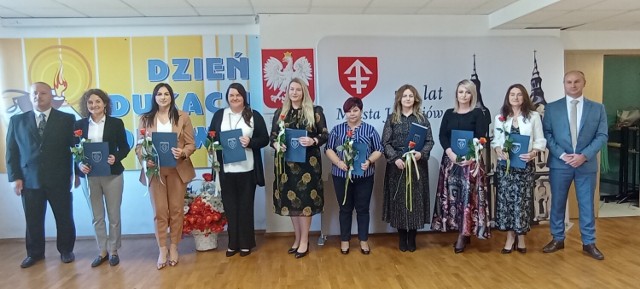 W poniedziałek 17 października w Centrum Kultury w Jędrzejowie wręczono nagrody dla pracowników oświaty z okazji Dnia Edukacji Narodowej. Więcej na kolejnych zdjęciach.