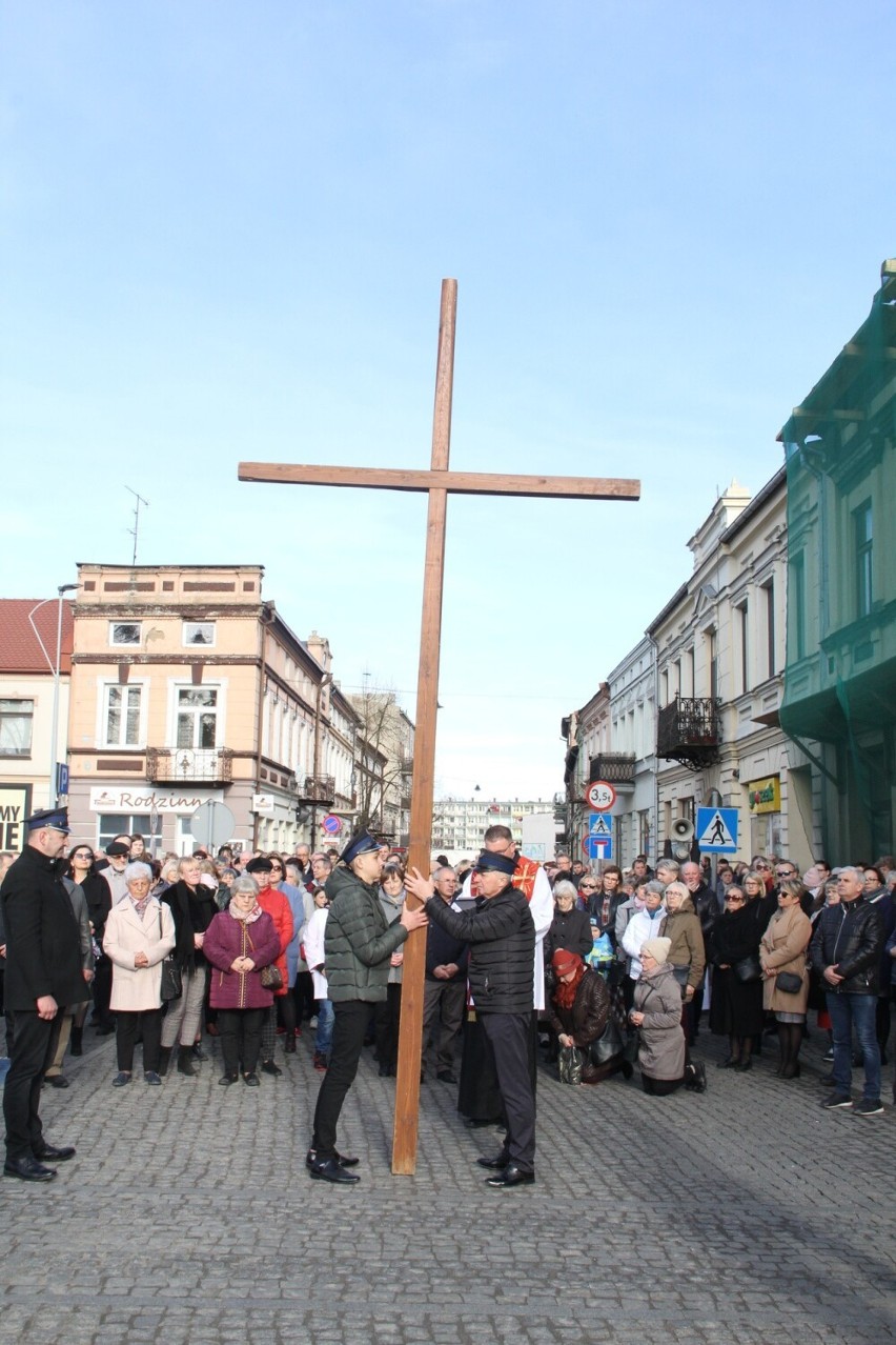Ulicami Brzezin przeszła XXV Droga Krzyżowa. Wierni modlili się przy 14. stacjach