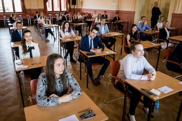 Egzamin gimnazjalny 2018. Dzisiaj uczniowie napisali egzamin z części humanistycznej. Prezentujemy odpowiedzi z historii i WOS-u.

Odpowiedzi do zadań na kolejnych slajdach. Uwaga! Podane odpowiedzi są sugerowane ----->


Egzamin gimnazjalny 2018 - jak przygotować się w ostatnich dniach




Partner serwisu: Sokrates international Schools
