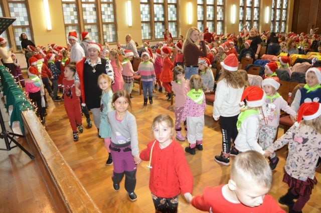 Przedszkolaki wypełniły salę koncertową w lęborskim "Mechaniku" i świetnie bawiły się w świątecznym repertuarze.