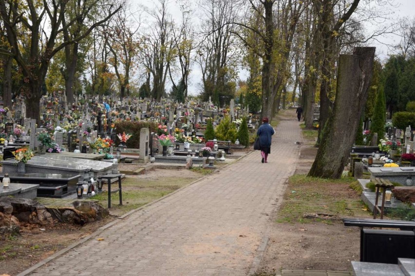 Cmentarze w Gnieźnie - porządkujemy groby bliskich