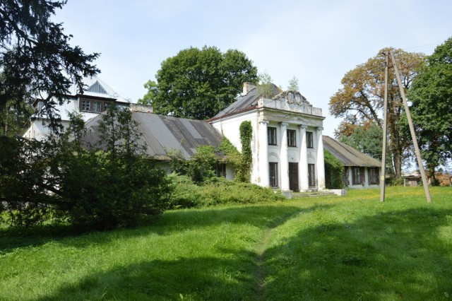 XIX wieczny dwór w miejscowości Wola Pękoszewska w powiecie skierniewickim dawno ma za sobą lata świetności.