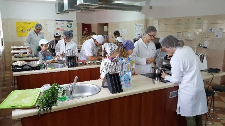 Uczniowie ZSP nr 2 w Łowiczu zorganizowali smakowite warsztaty dla dzieci z SP nr 4 [Zdjęcia]