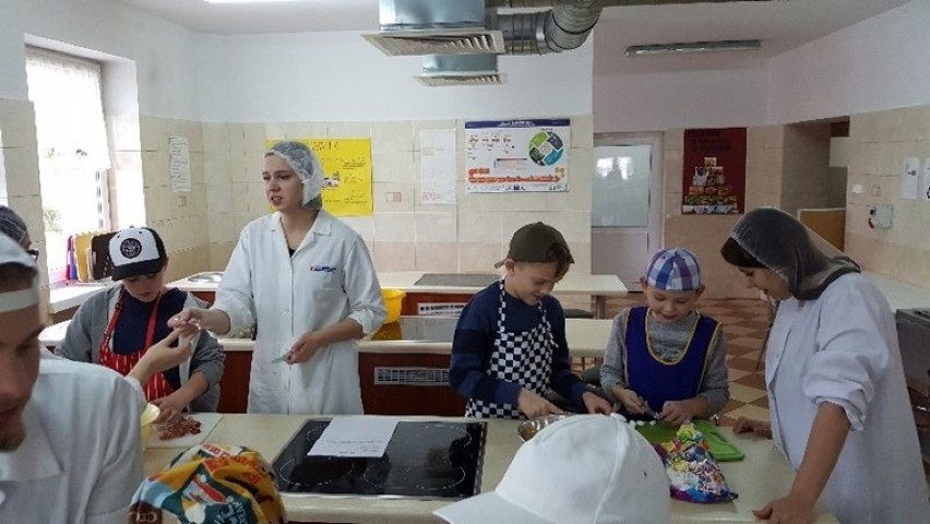 Uczniowie ZSP nr 2 w Łowiczu zorganizowali smakowite warsztaty dla dzieci z SP nr 4 [Zdjęcia]