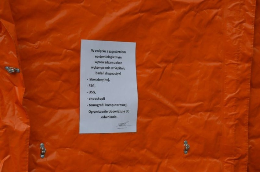 Pomarańczowy namiot przed Szpitalem Polskim