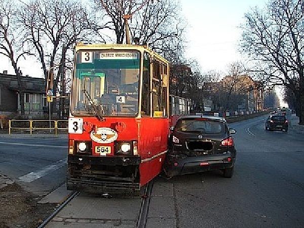 Zabrze: kierowca nissana uderzył w jadący tramwaj linii nr 3 w pobliżu pl. Teatralnego