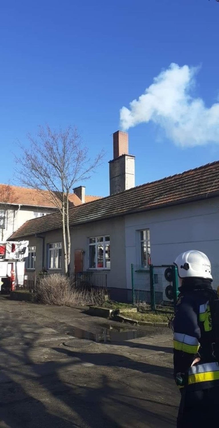 Pożar sadzy w kominie w szkole podstawowej w Brodnicy