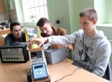 Patryk Hołtyn z Zespołu Szkół Elektrycznych skonstruował automatyczną wyrzutnię piłek dla psa 