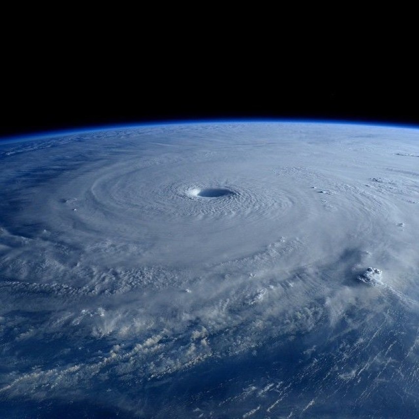 Zdjęcie tajfunu Maysak zrobione z pokładu Międzynarodowej...