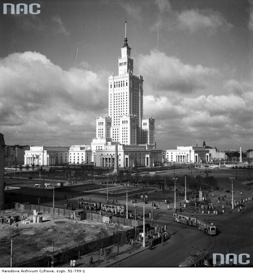 Pałac Kultury to dar dla Warszawy od ZSRR. Podobno między...