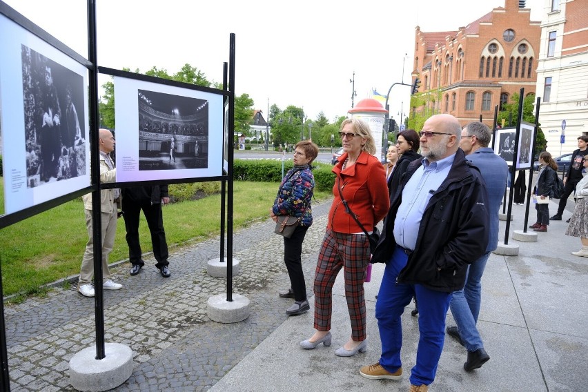 Krystyna Meissner na archiwalnych zdjęciach. Tę wystawę otwarto we wtorek w Toruniu