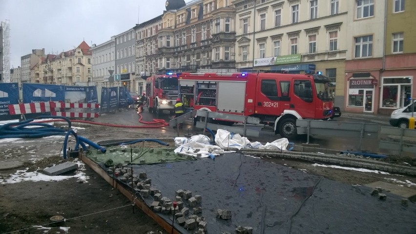 Strażacy gasili pożar na budowie galerii Solaris w Opolu [zdjęcia]