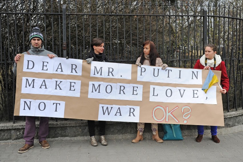 Protest przed konsulatem Rosji w Poznaniu