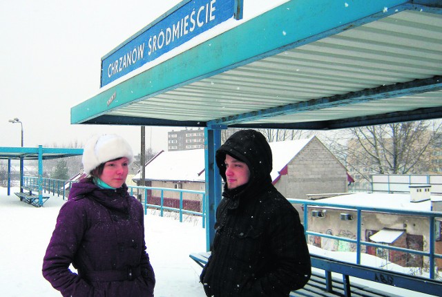 Anna Stolarz i Filip Klimczak czekają na stacji w Chrzanowie na pociąg do Krakowa