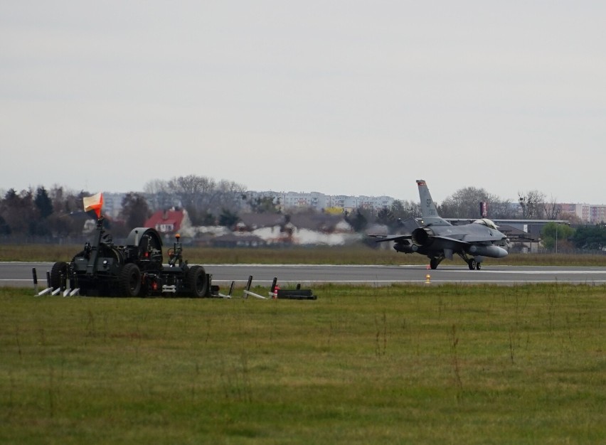 Amerykański F-16 lądował dzięki zastosowaniu nowoczesnego...