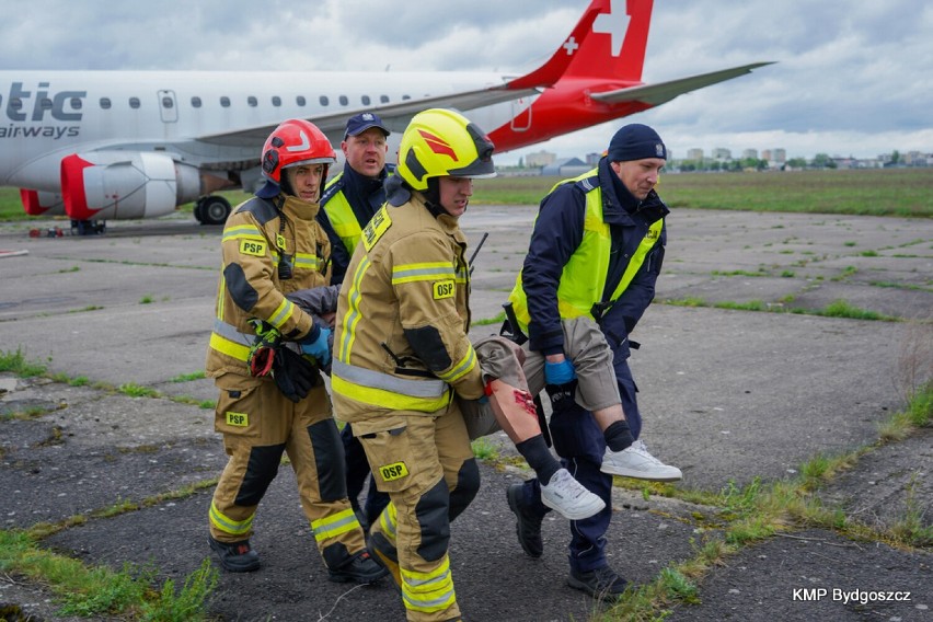Akcja na lotnisku w Bydgoszczy. Tak służby przygotowywały się do wypadku samolotu i awaryjnego lądowania