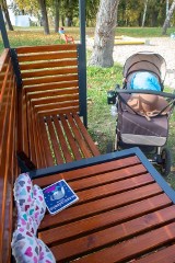 W parku przy Hallera stanęła specjalna ławka dla rodziców. Będzie ich więcej? UM: - Czekamy na opinie  [ZDJĘCIA]