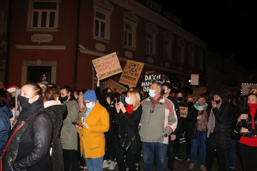 Lipno. Hasła i banery ze strajku kobiet w Lipnie. Zobacz zdjęcia