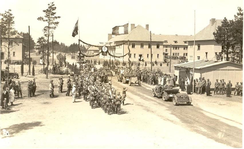 Hitler i Mackensen w Bornem Sulinowie. Błyskawiczna budowa poligonu i koszar GALERIA