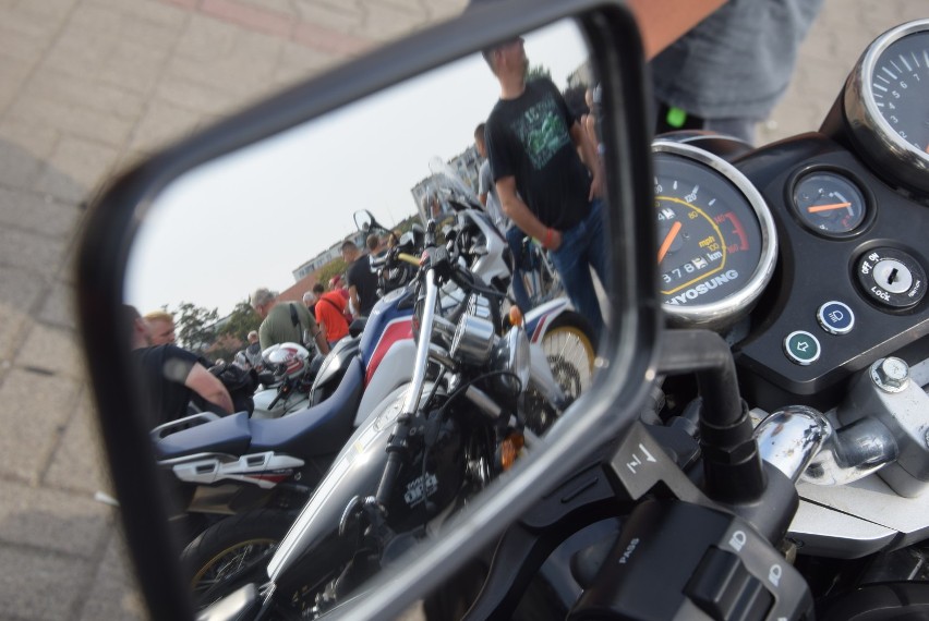 Parada motocyklistów na krotoszyńskim targowisku