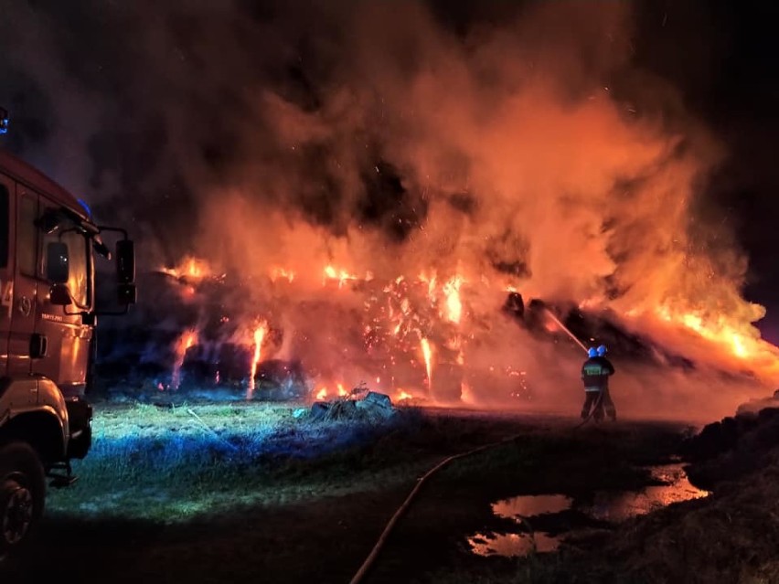 Pożar słomy w Topolicach gasiło jedenaście zastępów straży pożarnej [ZDJĘCIA]