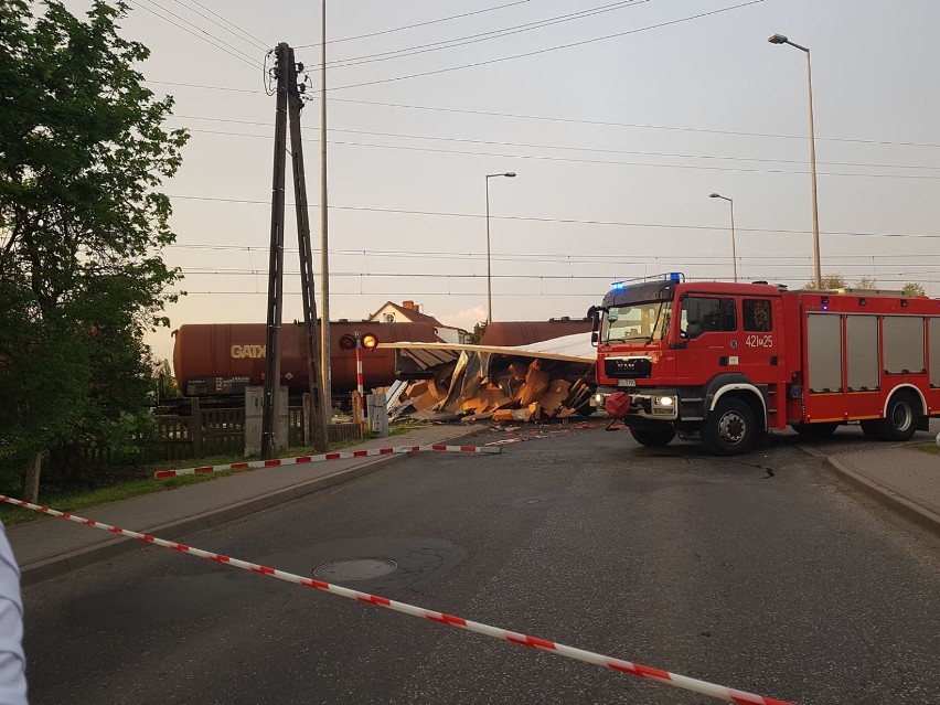 Ciężarówka wjechała na strzeżony przejazd kolejowy w...