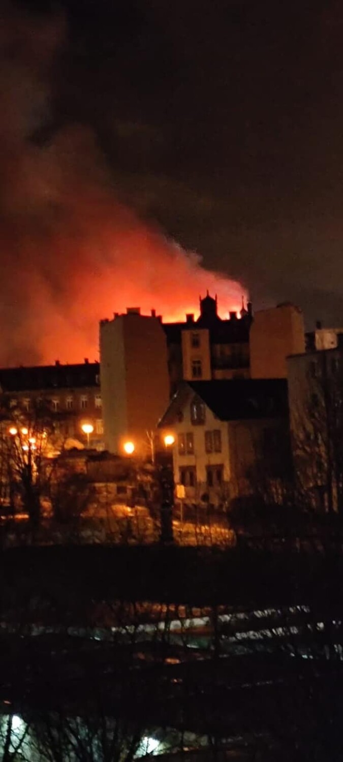 Duży pożar w centrum Zabrza. Płonął dach zabytkowej kamienicy pod Orłem przy ul. Dworcowej - zobacz ZDJĘCIA