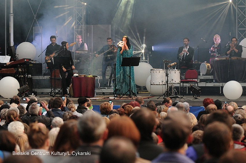 Dni Bielska-Białej 2014. Kayah i Transoriental Orchestra. Zdjęcia z 31 maja
