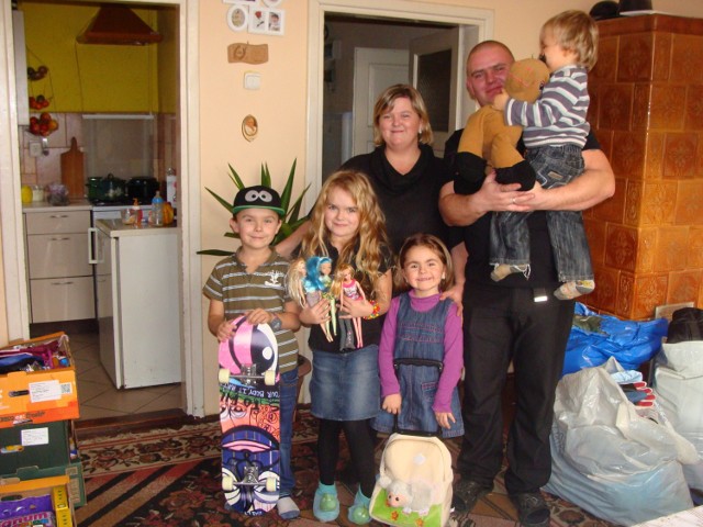 Pani Magdalena i Piotr oraz ich dzieci: Emilka, Mateusz, Ania i Bartek byli bardzo szczęśliwi po wizycie "Szlachetnej Paczki"