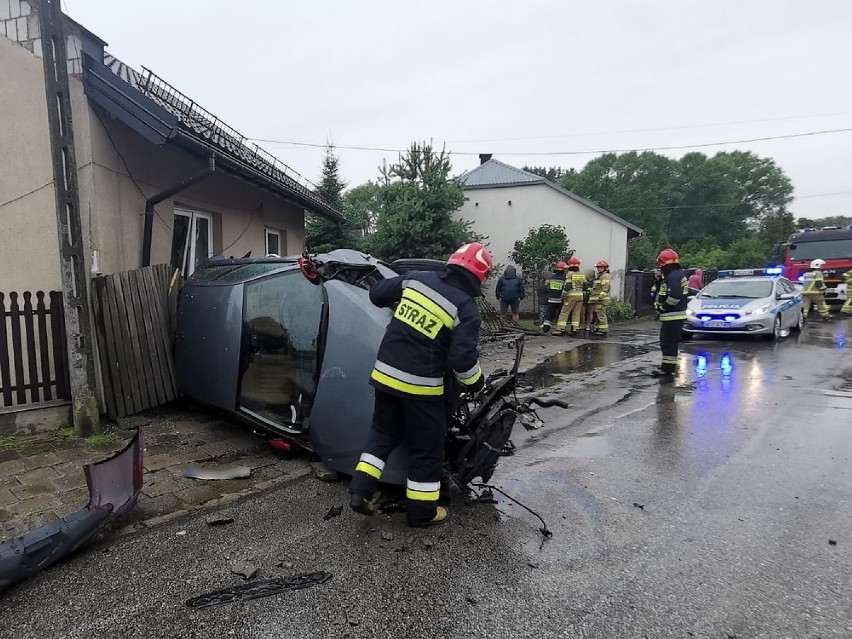 Groźny wypadek pod Warszawą. Stracił panowanie nad pojazdem i uderzył w ścianę domu. "W pokoju była starsza pani" 