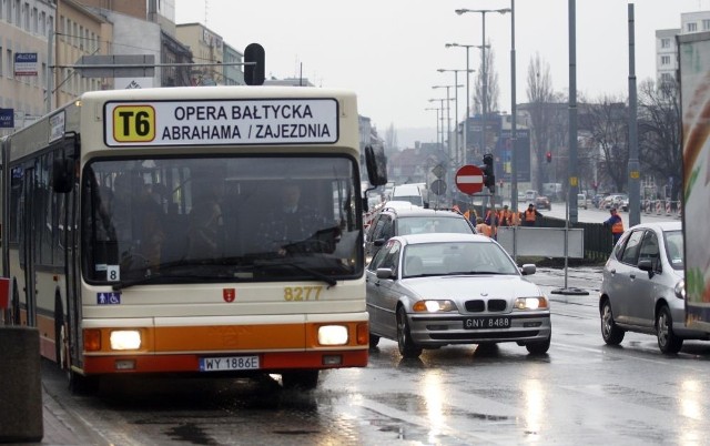 ZTM tłumaczy, że  całe zamieszanie było spowodowane błędem urzędnika, który źle naliczył wynagrodzenia dla przewoźników w 2010 roku