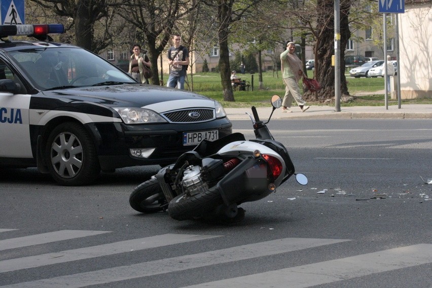 Zderzenia auta ze skuterem w Legnicy (FOTO)