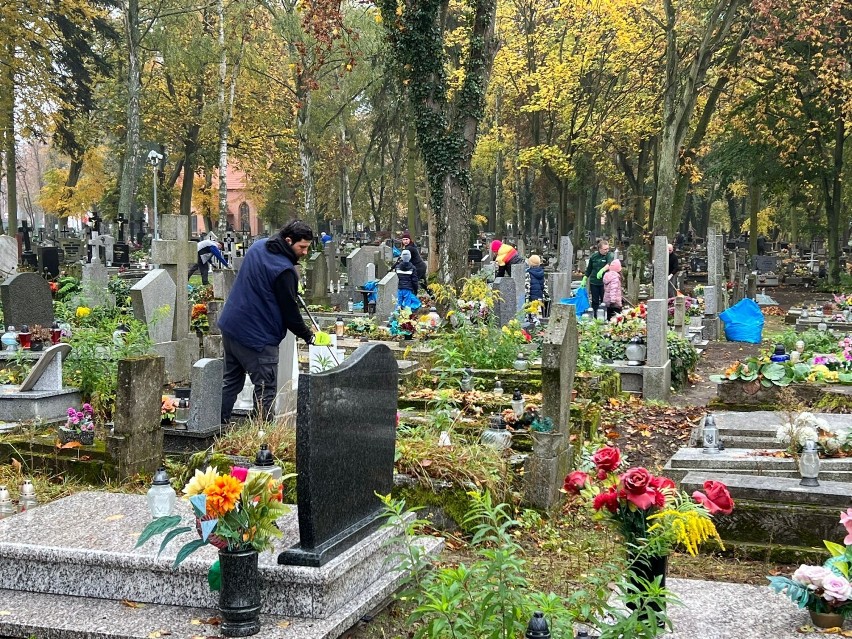 Jak co roku, parafianie z kościoła św. Rocha w Złotowie spotkali się by wspólnie posprzątać cmentarz