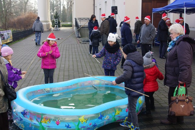 Kaliscy płetwonurkowie zwodowali choinkę na Prośnie