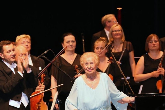 Lidia Grychtołówna podczas koncertu w Rybniku