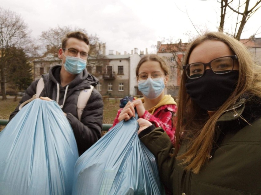 Młodzieżowa Rada Miasta zabrała się za sprzątanie okolic Prosny. ZDJECIA