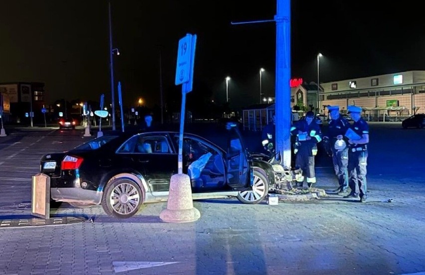 Młody kierowca podczas driftowania na parkingu przed centrum...