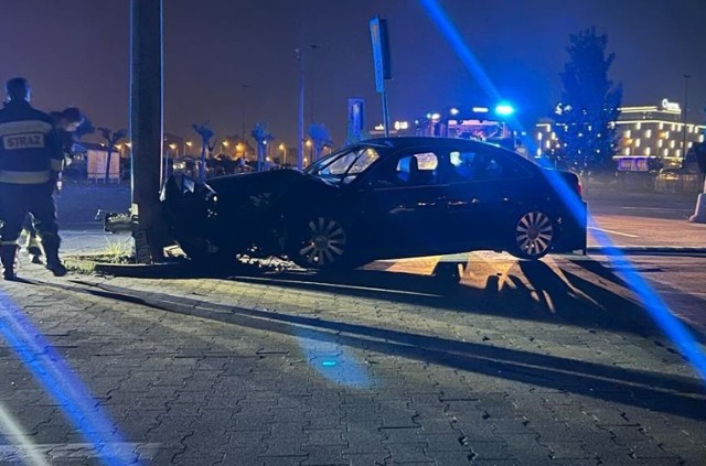 Młody kierowca podczas driftowania na parkingu przed centrum handlowym Auchan w Bielanach Wrocławskich staranował znaki, betonowe słupy a następnie roztrzaskał samochód na latarni i uciekł pieszo z miejsca zdarzenia zanim przyjechała policja.
