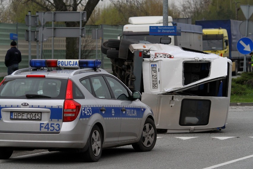 Bus zderzył się z ciężarówką w Piotrkowie. Nie ma rannych