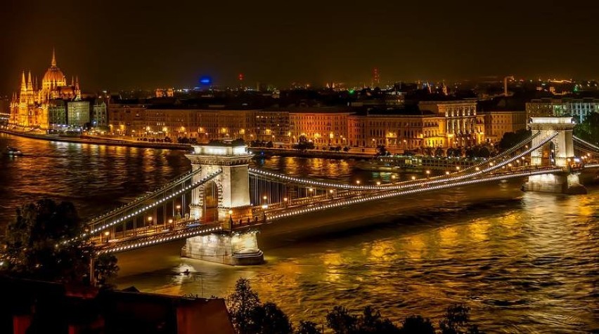 Budapeszt nocą wygląda bardzo pięknie. Warto samemu się o...