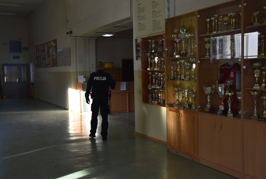 „W budynku szkoły, w pustej sali jest granat”. Policyjne ćwiczenia w Szkole Podstawowej nr 7 w Bochni. Zdjęcia z akcji